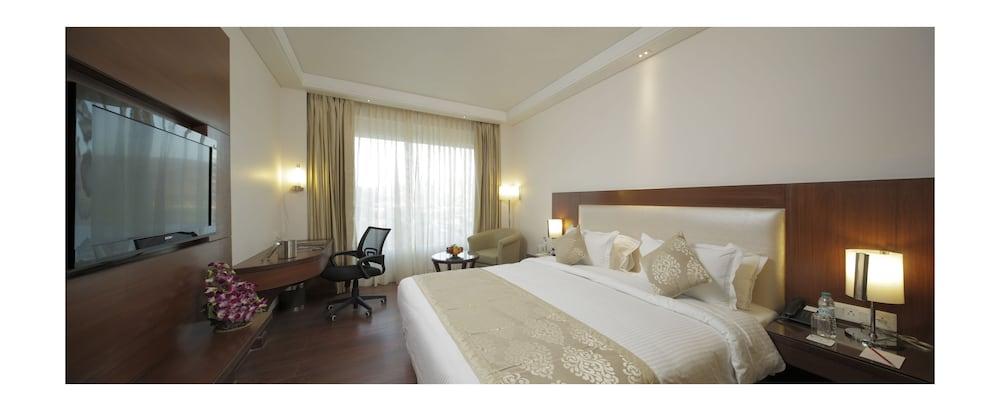 Regenta Jal Mahal, Hotel